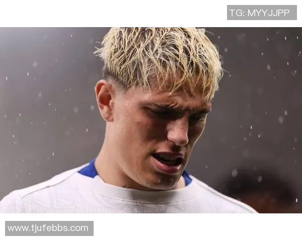 足球巨星赛场怒火失控引发激烈争议震撼全场观众热议不断