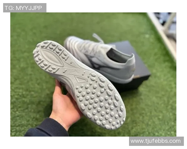 球星足球鞋磨脚后跟问题解决方案,剪开设计提升舒适度与性能 球星足球鞋磨脚后跟问题解决方案,剪开设计提升舒适度与性能