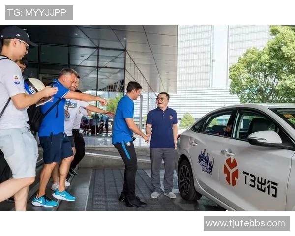 足球巨星驾车出行引发关注 现场粉丝热情围堵 车内生活首次曝光 足球巨星驾车出行引发关注 现场粉丝热情围堵 车内生活首次曝光